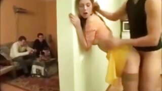 Грациозно момиче balgarsko porno klipove се чука с татуиран любовник в спалнята